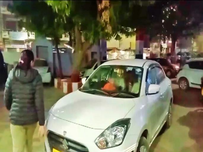 The driver took the car to the police station when the boyfriend and girlfriend were trying to escape | तरुणीचं लग्न जमताच प्रियकर भेटायला आला, पळून जायचा प्लॅन; पण वाटेत कॅबचालकाने केलं असं काही... The driver took the car to the police station when the boyfriend and girlfriend were trying to escape | तरुणीचं लग्न जमताच प्रियकर भेटायला आला, पळून जायचा प्लॅन; पण वाटेत कॅबचालकाने केलं असं काही...