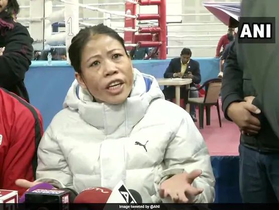 Mary Kom not shaking hands with Nikhat Zareen after the bout | सामना संपल्यावर मेरी कोमने हात मिळवण्यास दिला नकार, नेमकं घडलं तरी काय... Mary Kom not shaking hands with Nikhat Zareen after the bout | सामना संपल्यावर मेरी कोमने हात मिळवण्यास दिला नकार, नेमकं घडलं तरी काय...