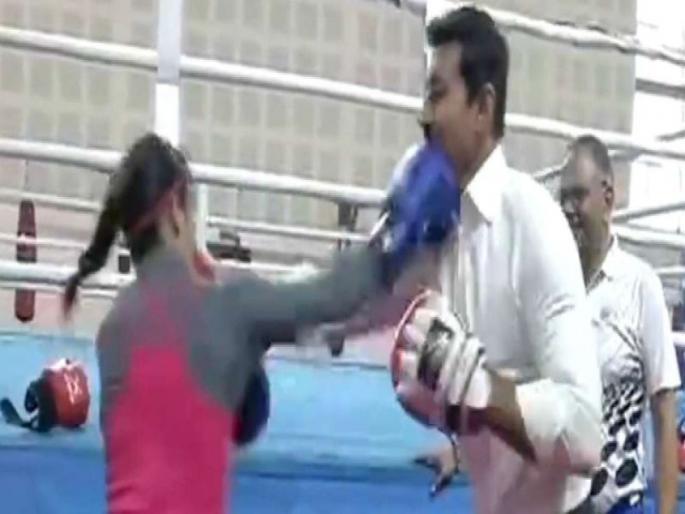 Mary Kom give punches to Ministers of the Games, Video Viral | मेरी कोमचा क्रीडा मंत्र्यांना बुक्यांचा प्रसाद, व्हिडीओ झाला वायरल Mary Kom give punches to Ministers of the Games, Video Viral | मेरी कोमचा क्रीडा मंत्र्यांना बुक्यांचा प्रसाद, व्हिडीओ झाला वायरल