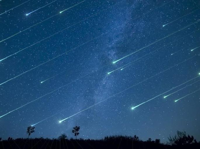 Celebrating the meteor shower on World Vasundhara Day | जागतिक वसुंधरा दिनी उल्का वर्षावाची पर्वणी Celebrating the meteor shower on World Vasundhara Day | जागतिक वसुंधरा दिनी उल्का वर्षावाची पर्वणी
