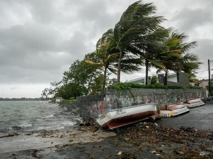 Meteorological Department has warned the states of West Bengal and Odisha about Cyclone Mocha  | Cyclone Mocha : 'मोचा' चक्रीवादळ धडकणार! पश्चिम बंगाल आणि ओडिशाला दिला हाय अलर्ट  Meteorological Department has warned the states of West Bengal and Odisha about Cyclone Mocha  | Cyclone Mocha : 'मोचा' चक्रीवादळ धडकणार! पश्चिम बंगाल आणि ओडिशाला दिला हाय अलर्ट