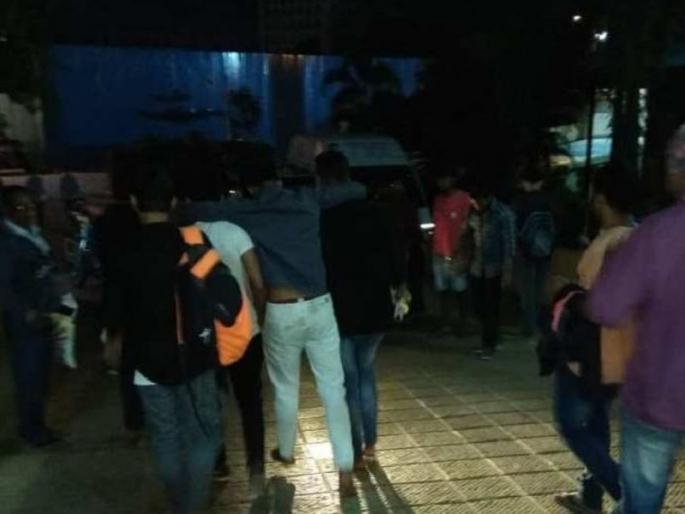 After the stampede stampede, the student organization is aggressive | मिठीबाईतील चेंगराचेंगरीच्या घटनेनंतर विद्यार्थी संघटना आक्रमक After the stampede stampede, the student organization is aggressive | मिठीबाईतील चेंगराचेंगरीच्या घटनेनंतर विद्यार्थी संघटना आक्रमक