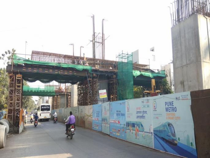 Apply 25 feet sheets in 3 days otherwise stop work Warning of Pune Municipal Commissioner Vikram Kumar to Mahametro | तीन दिवसांत २५ फूट पत्रे लावा, अन्यथा काम थांबवा; महामेट्रोला पुणे महापालिका आयुक्तांचा इशारा Apply 25 feet sheets in 3 days otherwise stop work Warning of Pune Municipal Commissioner Vikram Kumar to Mahametro | तीन दिवसांत २५ फूट पत्रे लावा, अन्यथा काम थांबवा; महामेट्रोला पुणे महापालिका आयुक्तांचा इशारा