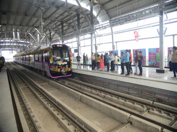 Pune Metro 18,000 Pune citizens travel Pune Metro Earnings of Rs 2 lakhs | Pune Metro: पुणे मेट्रोतून १८ हजार पुणेकरांनी लुटला सफारीचा आनंद; तब्बल २ लाखांची कमाई Pune Metro 18,000 Pune citizens travel Pune Metro Earnings of Rs 2 lakhs | Pune Metro: पुणे मेट्रोतून १८ हजार पुणेकरांनी लुटला सफारीचा आनंद; तब्बल २ लाखांची कमाई