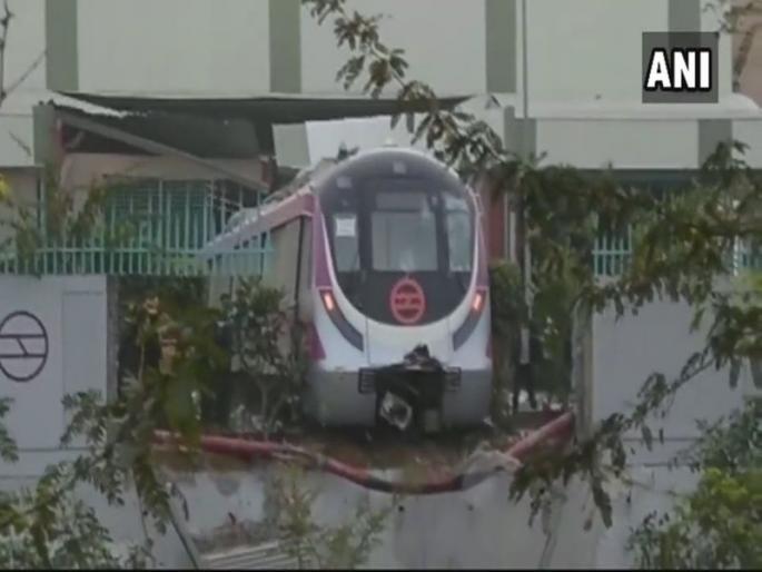Due to the trial run in Delhi, driverless metro accident | दिल्लीत भिंत तोडून स्टेशनबाहेर आली मेट्रो ट्रेन, ट्रायल रनदरम्यान झाला अपघात Due to the trial run in Delhi, driverless metro accident | दिल्लीत भिंत तोडून स्टेशनबाहेर आली मेट्रो ट्रेन, ट्रायल रनदरम्यान झाला अपघात