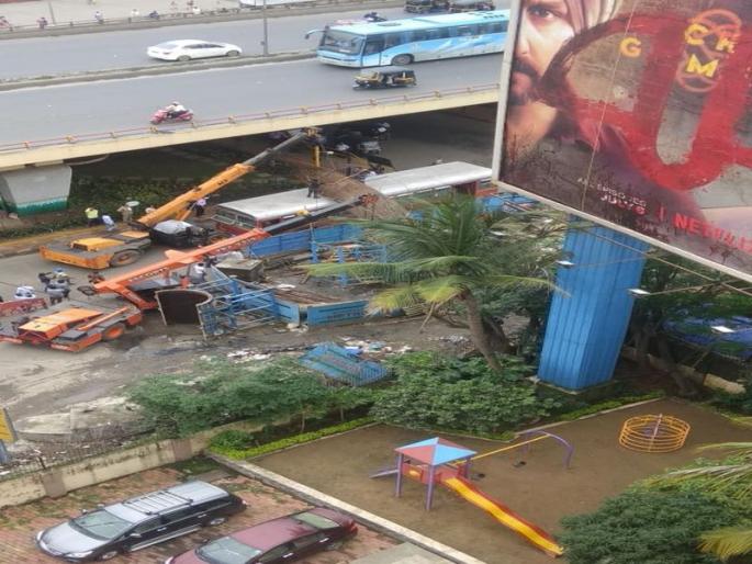 A big accident escaped; Metro piller collapsed on the bus | मोठा अपघात टळला; बसवर कोसळला मेट्रोचा खांब  A big accident escaped; Metro piller collapsed on the bus | मोठा अपघात टळला; बसवर कोसळला मेट्रोचा खांब