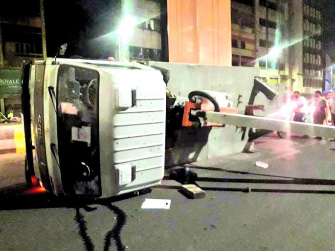 Nagpur Metro crane suddenly overturned: Big disaster averted | नागपुरात अचानक उलटली मेट्रोच्या कामातील क्रेन: मोठा अनर्थ टळला Nagpur Metro crane suddenly overturned: Big disaster averted | नागपुरात अचानक उलटली मेट्रोच्या कामातील क्रेन: मोठा अनर्थ टळला
