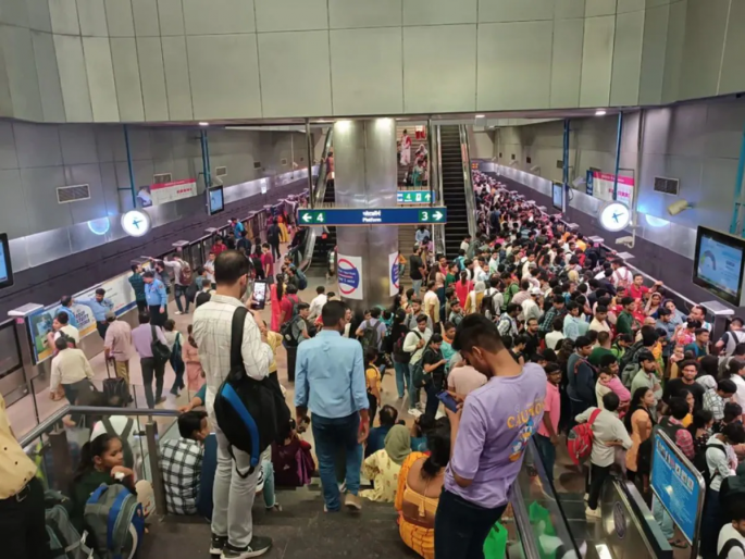 Ghatkopar Station Gridlock: Local Commuters Demand Home Platform as Metro Link Makes it a Crowd Hotspot | नुसती ढकलाढकली, मेट्रो जोडणीमुळे घाटकोपर स्टेशन ठरले गर्दीचे 'हॉटस्पॉट'! Ghatkopar Station Gridlock: Local Commuters Demand Home Platform as Metro Link Makes it a Crowd Hotspot | नुसती ढकलाढकली, मेट्रो जोडणीमुळे घाटकोपर स्टेशन ठरले गर्दीचे 'हॉटस्पॉट'!