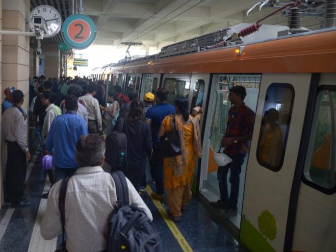 Mumbai : Due to technical snag, one Metro train has been withdrawn from services | घाटकोपर-वर्सोवा रोडदरम्यान मेट्रो रेल्वेमध्ये तांत्रिक बिघाड Mumbai : Due to technical snag, one Metro train has been withdrawn from services | घाटकोपर-वर्सोवा रोडदरम्यान मेट्रो रेल्वेमध्ये तांत्रिक बिघाड