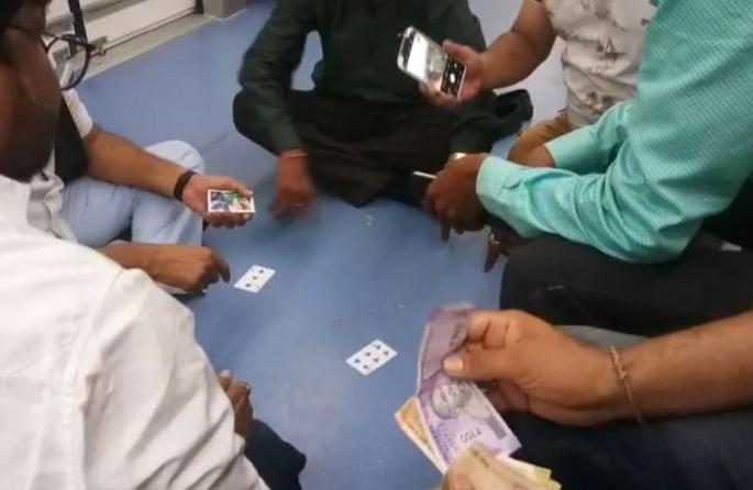 Gambling in Nagpur Metro : 'Celebration on Wheels' facility in problem | नागपूर मेट्रोत जुगार अन् धांगडधिंगा : ‘सेलिब्रेशन ऑन व्हिल्स’ सुविधेची ‘ऐसीतैसी’ Gambling in Nagpur Metro : 'Celebration on Wheels' facility in problem | नागपूर मेट्रोत जुगार अन् धांगडधिंगा : ‘सेलिब्रेशन ऑन व्हिल्स’ सुविधेची ‘ऐसीतैसी’