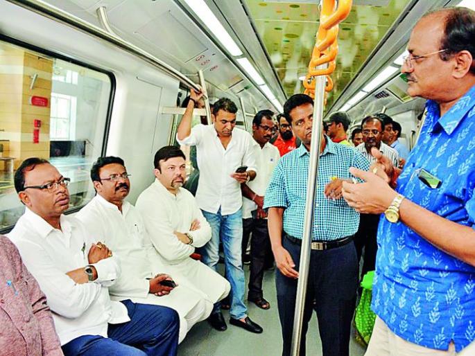 Metro Journey experienced by the people's representatives in Nagpur | नागपुरात लोकप्रतिनिधींनी अनुभवली मेट्रो सफर 