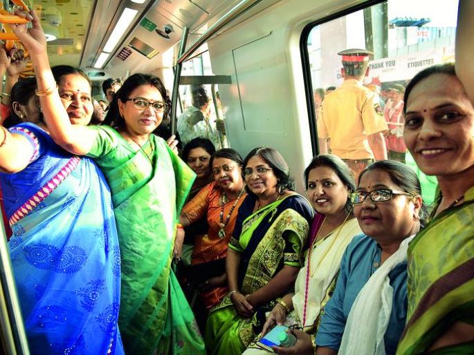 Nagpur got new equipment for transport: Women's rush in the Joy Ride of Metro Railway | नागपूरकरांना वाहतुकीचे नवे साधन मिळाले : मेट्रो रेल्वेच्या जॉय राईडमध्ये महिलांची गर्दी Nagpur got new equipment for transport: Women's rush in the Joy Ride of Metro Railway | नागपूरकरांना वाहतुकीचे नवे साधन मिळाले : मेट्रो रेल्वेच्या जॉय राईडमध्ये महिलांची गर्दी