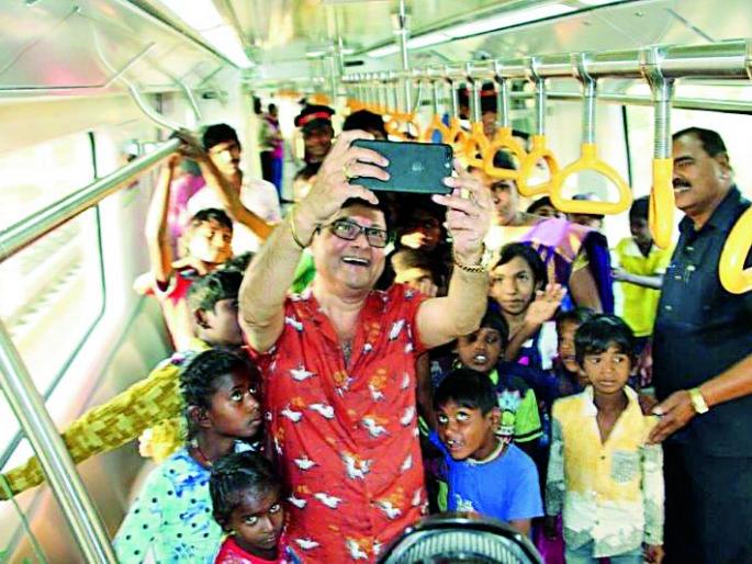 Travel by metro train in Nagpur, children, adults happy | नागपुरात  मेट्रो रेल्वेच्या प्रवासाने मुले, वयस्क आनंदी Travel by metro train in Nagpur, children, adults happy | नागपुरात  मेट्रो रेल्वेच्या प्रवासाने मुले, वयस्क आनंदी