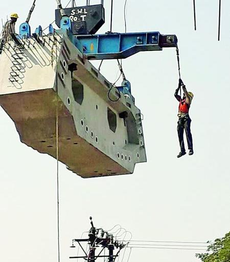 Training by the Metro to the employees through Mock drill in Nagpur | नागपुरात मेट्रोतर्फे मॉक ड्रिलच्या माध्यमातून कर्मचाऱ्यांना प्रशिक्षण