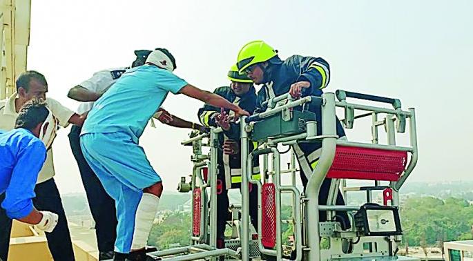 Fire at Metro station extinguished in 20 minutes! | मेट्रो स्टेशनवरील आग २० मिनिटात आटोक्यात! Fire at Metro station extinguished in 20 minutes! | मेट्रो स्टेशनवरील आग २० मिनिटात आटोक्यात!