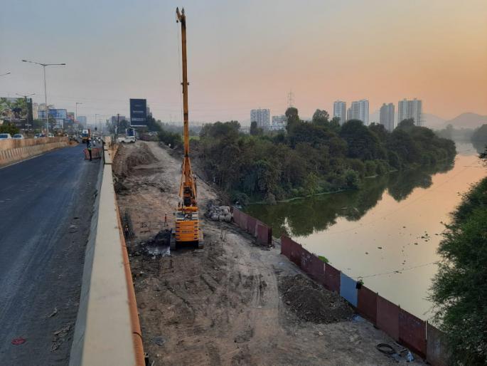 For Shivajinagar Hinjawadi metro work Mula river has opened its throat | Pune Metro: शिवाजीनगर-हिंजवडी मेट्रोच्या कामासाठी चक्क मुळा नदीचा आवळला ‘गळा’ For Shivajinagar Hinjawadi metro work Mula river has opened its throat | Pune Metro: शिवाजीनगर-हिंजवडी मेट्रोच्या कामासाठी चक्क मुळा नदीचा आवळला ‘गळा’