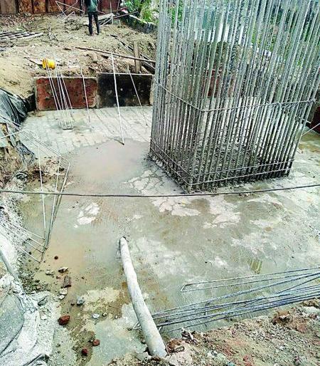 'Pillar' of 'Metro' set up on electric cable in Nagpur | नागपुरात चक्क विद्युत वाहिनीवर उभारला ‘मेट्रो’चा ‘पिलर’ 'Pillar' of 'Metro' set up on electric cable in Nagpur | नागपुरात चक्क विद्युत वाहिनीवर उभारला ‘मेट्रो’चा ‘पिलर’