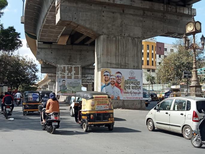 pune corporators birthday flex on pune metro pole | Pune Metro: पुण्यात नगरसेवकांच्या वाढदिवसाचे फ्लेक्स चक्क 'मेट्रोच्या खांबावर'