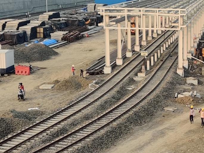 Hinjewadi-Shivajinagar metro line laying started pune metro news | Pune Metro: हिंजवडी - शिवाजीनगर मेट्रो मार्गाचे रूळ बसवण्यास सुरूवात Hinjewadi-Shivajinagar metro line laying started pune metro news | Pune Metro: हिंजवडी - शिवाजीनगर मेट्रो मार्गाचे रूळ बसवण्यास सुरूवात