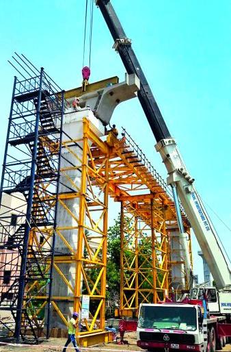 The segments are being fitted in Metro Rich 2 in Nagpur | नागपुरात मेट्रो रिच-२ मध्ये बसविण्यात येत आहेत सेगमेंट The segments are being fitted in Metro Rich 2 in Nagpur | नागपुरात मेट्रो रिच-२ मध्ये बसविण्यात येत आहेत सेगमेंट