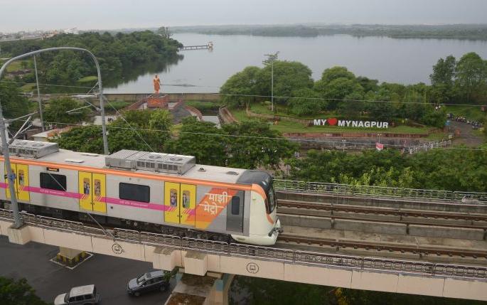 Metro train runs in Nagpur after seven months | नागपुरात सात महिन्यानंतर धावली मेट्रो रेल्वे 