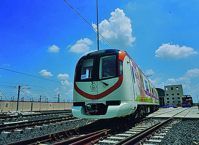 Washing of Metro Rail in Nagpur in just three minutes! | नागपुरात मेट्रो रेल्वेची धुलाई केवळ तीन मिनिटांत! 