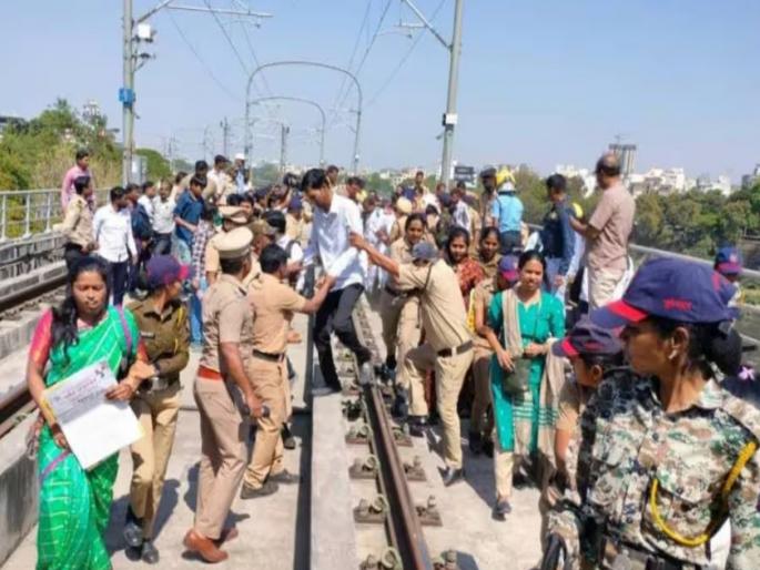 Sessions court grants relief to nine women who protested with petrol on pune metro tracks Conditional bail granted | मेट्रो रुळावर पेट्रोल घेऊन आंदोलन करणाऱ्या नऊ महिलांना सत्र न्यायालयाचा दिलासा; सशर्त जामीन मंजूर Sessions court grants relief to nine women who protested with petrol on pune metro tracks Conditional bail granted | मेट्रो रुळावर पेट्रोल घेऊन आंदोलन करणाऱ्या नऊ महिलांना सत्र न्यायालयाचा दिलासा; सशर्त जामीन मंजूर
