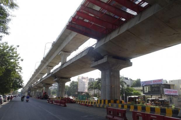 Iron rod fell from metro site: driver, pedestrian briefly rescued | मेट्रो साईटवरून पडले लोखंडी रॉड : वाहनचालक, पादचारी थोडक्यात बचावले Iron rod fell from metro site: driver, pedestrian briefly rescued | मेट्रो साईटवरून पडले लोखंडी रॉड : वाहनचालक, पादचारी थोडक्यात बचावले