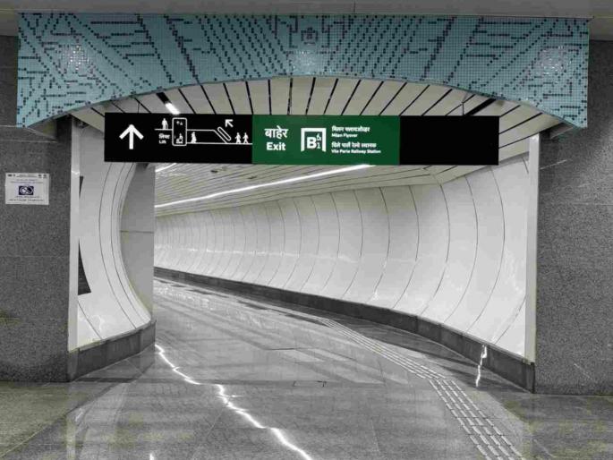 Passenger footpath from Metro 3 to the airport Demand to start bus taxi services near the station | मेट्रो ३ वरून विमानतळावर जाण्यासाठी प्रवाशांची पायपीट; बस, टॅक्सी सेवा सुरू करण्याची मागणी Passenger footpath from Metro 3 to the airport Demand to start bus taxi services near the station | मेट्रो ३ वरून विमानतळावर जाण्यासाठी प्रवाशांची पायपीट; बस, टॅक्सी सेवा सुरू करण्याची मागणी