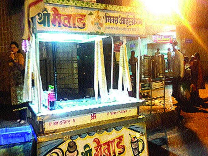 Pedestrian | हातगाड्यांनी अडविली पादचाऱ्यांची वाट Pedestrian | हातगाड्यांनी अडविली पादचाऱ्यांची वाट