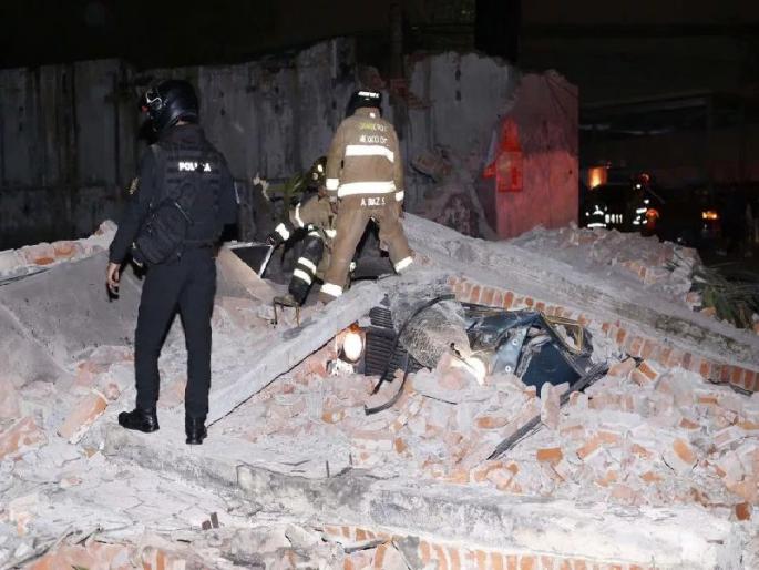 Mexico earthquake; 32 killed, tsunami probability: issue alert, loss of many homes | मेक्सिकोत भूकंप; ३२ ठार, त्सुनामीची शक्यता : अॅलर्ट जारी, अनेक घरांचे नुकसान Mexico earthquake; 32 killed, tsunami probability: issue alert, loss of many homes | मेक्सिकोत भूकंप; ३२ ठार, त्सुनामीची शक्यता : अॅलर्ट जारी, अनेक घरांचे नुकसान