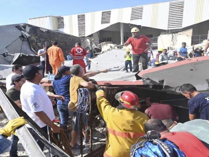 While people were eating in Mexico, the roof of a church collapsed; 10 killed, 60 injured | मेक्सिकोमध्ये लोक जेवत होते, तितक्यात चर्चचे छत कोसळले; 10 जणांचा मृत्यू, ६० जखमी While people were eating in Mexico, the roof of a church collapsed; 10 killed, 60 injured | मेक्सिकोमध्ये लोक जेवत होते, तितक्यात चर्चचे छत कोसळले; 10 जणांचा मृत्यू, ६० जखमी