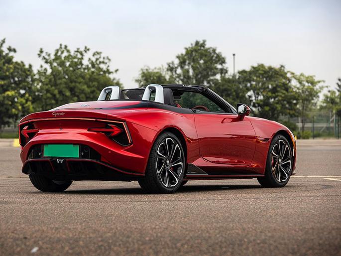 Indians are crazy about this MG Cyberster electric sports car...! Even billionaires are waiting for 4-5 months, since its launch... | या इलेक्ट्रीक स्पोर्ट्स कारचे भारतीय दिवाने...! अब्जाधीशही करतायत ४-५ महिन्यांची वेटिंग, लाँच झाल्यापासून...