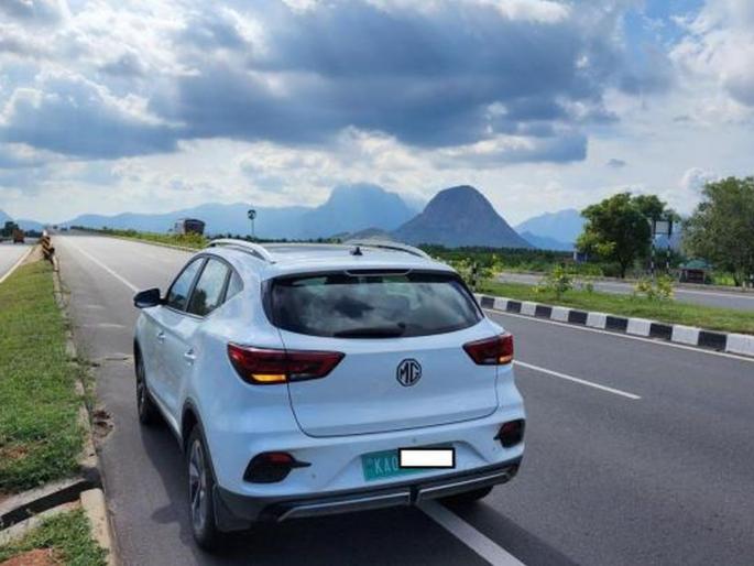 Driver trapped in moving MG ZS EV; The police crashed by there car then stop horrible incident | विचित्र प्रसंग! चालत्या कारमध्ये चालक अडकला; पोलिसांनी शेवटी अपघात घडवून बाहेर काढला Driver trapped in moving MG ZS EV; The police crashed by there car then stop horrible incident | विचित्र प्रसंग! चालत्या कारमध्ये चालक अडकला; पोलिसांनी शेवटी अपघात घडवून बाहेर काढला