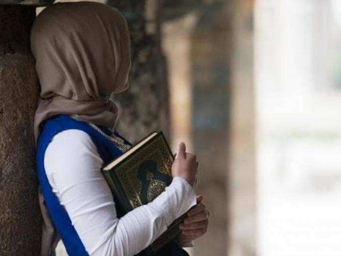 Chandra was forced to leave the madrasa as she was on the forehead | कपाळावर चंदनाची टिकली लावली म्हणून मुलीला मदरशातून हाकलले Chandra was forced to leave the madrasa as she was on the forehead | कपाळावर चंदनाची टिकली लावली म्हणून मुलीला मदरशातून हाकलले