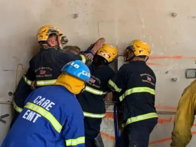 Naked woman wedged in 8 inch space between 2 buildings know about shocking truth | दोन इमारतींमधील अवघ्या ८ इंचाच्या जागेत अडकली महिला, बचावकार्यावेळी जे दिसलं ते धक्कादायक होतं... Naked woman wedged in 8 inch space between 2 buildings know about shocking truth | दोन इमारतींमधील अवघ्या ८ इंचाच्या जागेत अडकली महिला, बचावकार्यावेळी जे दिसलं ते धक्कादायक होतं...