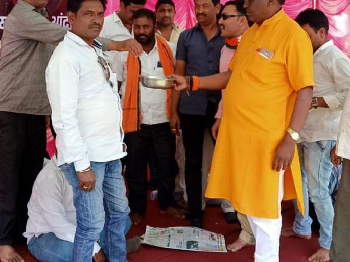 Councilor's 'Beging agitation against illegal businesses | अवैध धंंद्यांविरोधात नगरसेवकाचे 'भीक मागो' आंदोलन  Councilor's 'Beging agitation against illegal businesses | अवैध धंंद्यांविरोधात नगरसेवकाचे 'भीक मागो' आंदोलन