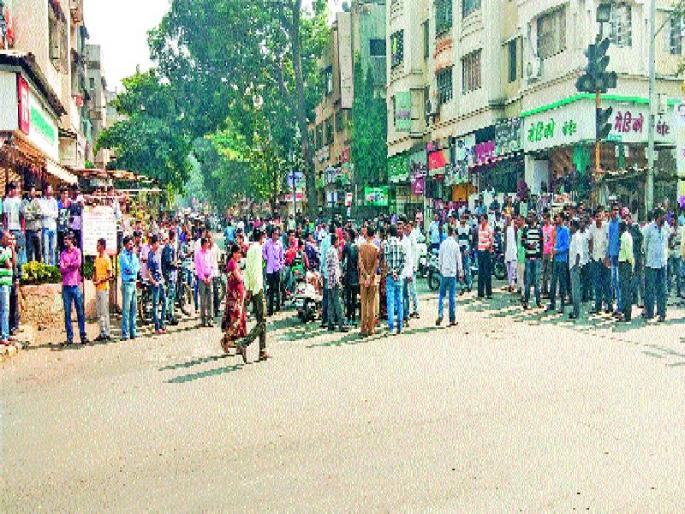 In close tension of peace in upper, loss of government property due to police alertness | अप्परमधील बंद तणावपूर्ण शांततेत, पोलिसांच्या सतर्कतेमुळे टळले शासकीय मालमत्तेचे नुकसान In close tension of peace in upper, loss of government property due to police alertness | अप्परमधील बंद तणावपूर्ण शांततेत, पोलिसांच्या सतर्कतेमुळे टळले शासकीय मालमत्तेचे नुकसान