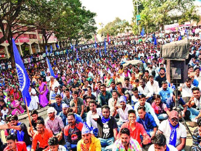 Quiet calm! Turning on the streets, shutting down the market for weeks | बंद शांततेत! रस्त्यावर उतरून निषेध, आठवडे बाजार बंद Quiet calm! Turning on the streets, shutting down the market for weeks | बंद शांततेत! रस्त्यावर उतरून निषेध, आठवडे बाजार बंद