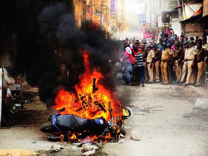 Disturbance of Maharashtra, violent turn of Maharashtra bandh, Korgaon Bhima, Wadhoo | असंतोषाचा भडका, महाराष्ट्र बंदला हिंसक वळण, कोरेगाव भीमा, वढू येथील घटनेचे राज्यभरात पडसाद Disturbance of Maharashtra, violent turn of Maharashtra bandh, Korgaon Bhima, Wadhoo | असंतोषाचा भडका, महाराष्ट्र बंदला हिंसक वळण, कोरेगाव भीमा, वढू येथील घटनेचे राज्यभरात पडसाद