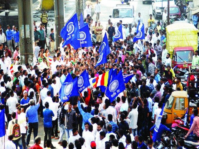 Road to Ambernath, Rail Roko, Junk of the city | अंबरनाथमध्ये रास्ता, रेल रोको, शहरातील व्यवहार ठप्प Road to Ambernath, Rail Roko, Junk of the city | अंबरनाथमध्ये रास्ता, रेल रोको, शहरातील व्यवहार ठप्प