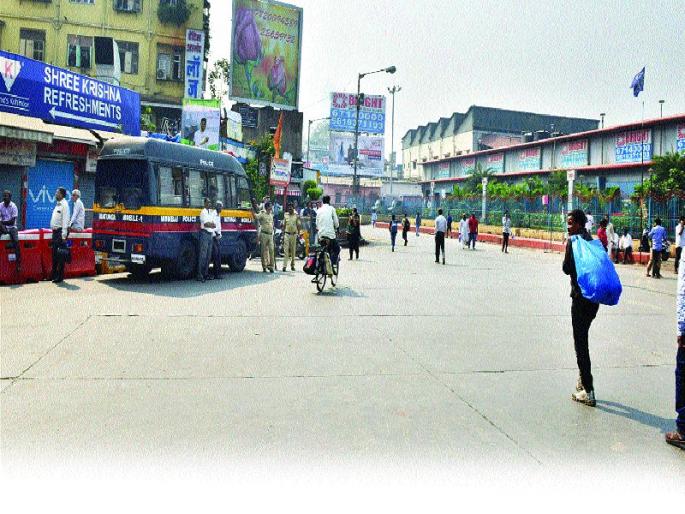 Due to the Rail-Roko | रास्ता-रेलरोकोमुळे मुंबई वेठीस Due to the Rail-Roko | रास्ता-रेलरोकोमुळे मुंबई वेठीस