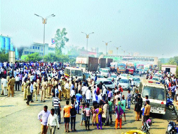 Stretch on the Mumbai-Goa highway, the spontaneous response to the shutdown | मुंबई-गोवा महामार्गावर ठिय्या, बंदला उत्स्फूर्त प्रतिसाद Stretch on the Mumbai-Goa highway, the spontaneous response to the shutdown | मुंबई-गोवा महामार्गावर ठिय्या, बंदला उत्स्फूर्त प्रतिसाद