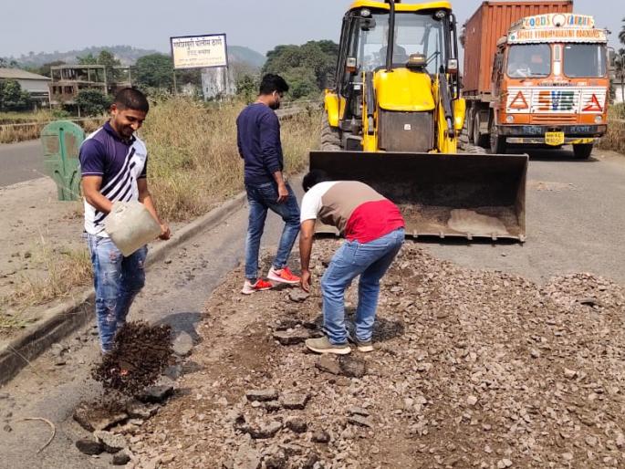 ‘My way is my responsibility’; The potholes on the highway were filled with labor by the working class workers | 'माझा रस्ता माझी जबाबदारी'; श्रमजीवी कार्यकर्त्यांनी श्रमदानाने भरले महामार्गावरील खड्डे ‘My way is my responsibility’; The potholes on the highway were filled with labor by the working class workers | 'माझा रस्ता माझी जबाबदारी'; श्रमजीवी कार्यकर्त्यांनी श्रमदानाने भरले महामार्गावरील खड्डे