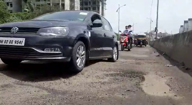 Pothole on flyover in Bhiwandi despite spending Rs 7 crore; Demand for action against the contractor | 7 कोटी खर्च करुनही भिवंडीतील उड्डाणपुलावर खड्डयांचे साम्राज्य; ठेकेदारावर कारवाईची मागणी Pothole on flyover in Bhiwandi despite spending Rs 7 crore; Demand for action against the contractor | 7 कोटी खर्च करुनही भिवंडीतील उड्डाणपुलावर खड्डयांचे साम्राज्य; ठेकेदारावर कारवाईची मागणी