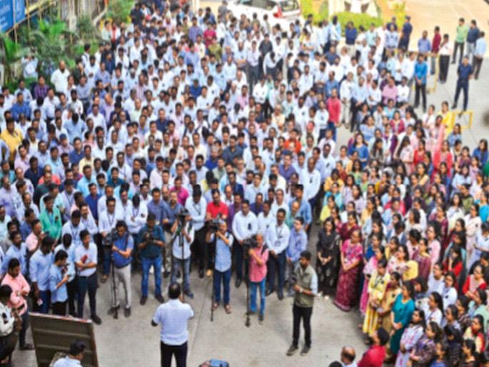 MHADA employees Protest against those who abuse female employees | म्हाडा कर्मचाऱ्यांचे लेखणी बंद आंदोलन'; महिला कर्मचाऱ्यांना अपशब्द वापरणाऱ्यांचा निषेध MHADA employees Protest against those who abuse female employees | म्हाडा कर्मचाऱ्यांचे लेखणी बंद आंदोलन'; महिला कर्मचाऱ्यांना अपशब्द वापरणाऱ्यांचा निषेध