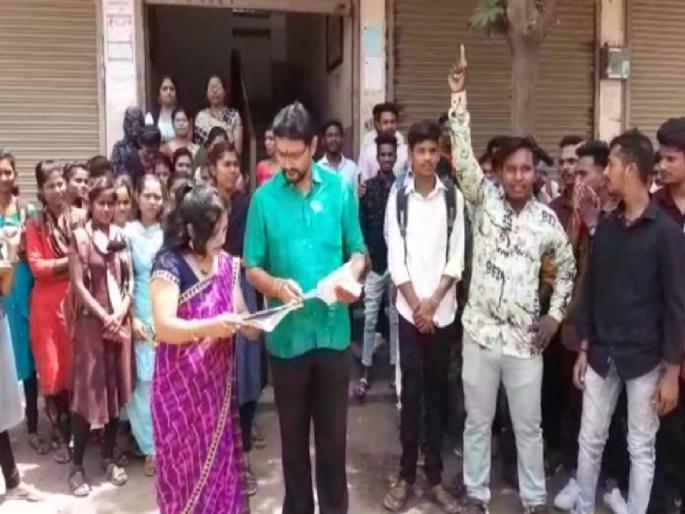 Mhaisal College should remain in the village, agitation of college students outside the Gram Panchayat | म्हैसाळ महाविद्यालय गावातच राहावे, महाविद्यालयीन विद्यार्थ्यांचे ग्रामपंचायतीच्या दारात आंदोलन Mhaisal College should remain in the village, agitation of college students outside the Gram Panchayat | म्हैसाळ महाविद्यालय गावातच राहावे, महाविद्यालयीन विद्यार्थ्यांचे ग्रामपंचायतीच्या दारात आंदोलन