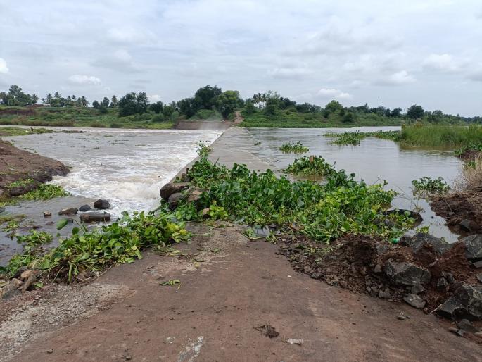 Mhaisal-Kanwad dam under water, Sangli-Kolhapur district disconnected | म्हैसाळ-कनवाड बंधारा पाण्याखाली, सांगली-कोल्हापूर जिल्हाचा संपर्क तुटला Mhaisal-Kanwad dam under water, Sangli-Kolhapur district disconnected | म्हैसाळ-कनवाड बंधारा पाण्याखाली, सांगली-कोल्हापूर जिल्हाचा संपर्क तुटला