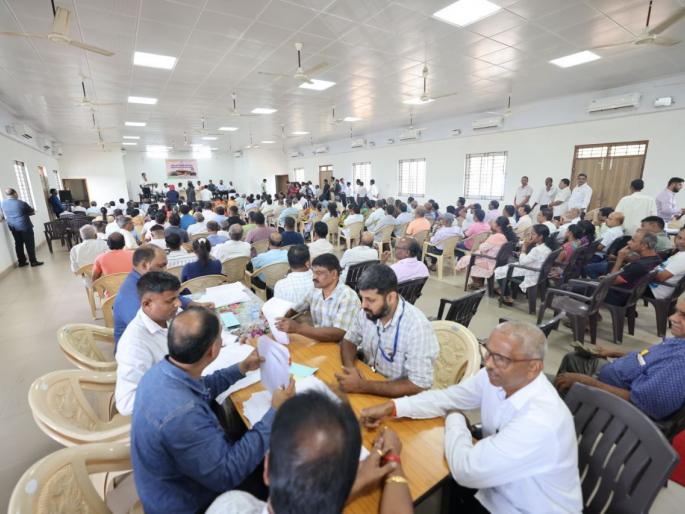 crowd for applications for majhe ghar scheme in goa | 'माझे घर' योजनेच्या अर्जासाठी झुंबड; मुख्यमंत्र्यांचा धडाका crowd for applications for majhe ghar scheme in goa | 'माझे घर' योजनेच्या अर्जासाठी झुंबड; मुख्यमंत्र्यांचा धडाका