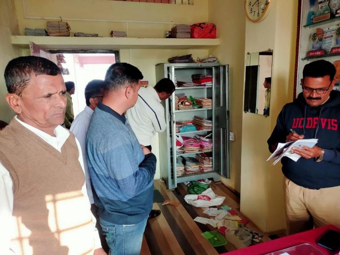 thief stole documents in school in mhakwe, kagal. | म्हाकवेतील शाळेत चोरीच्या नावाखाली कागदपत्रांवर डल्ला? thief stole documents in school in mhakwe, kagal. | म्हाकवेतील शाळेत चोरीच्या नावाखाली कागदपत्रांवर डल्ला?